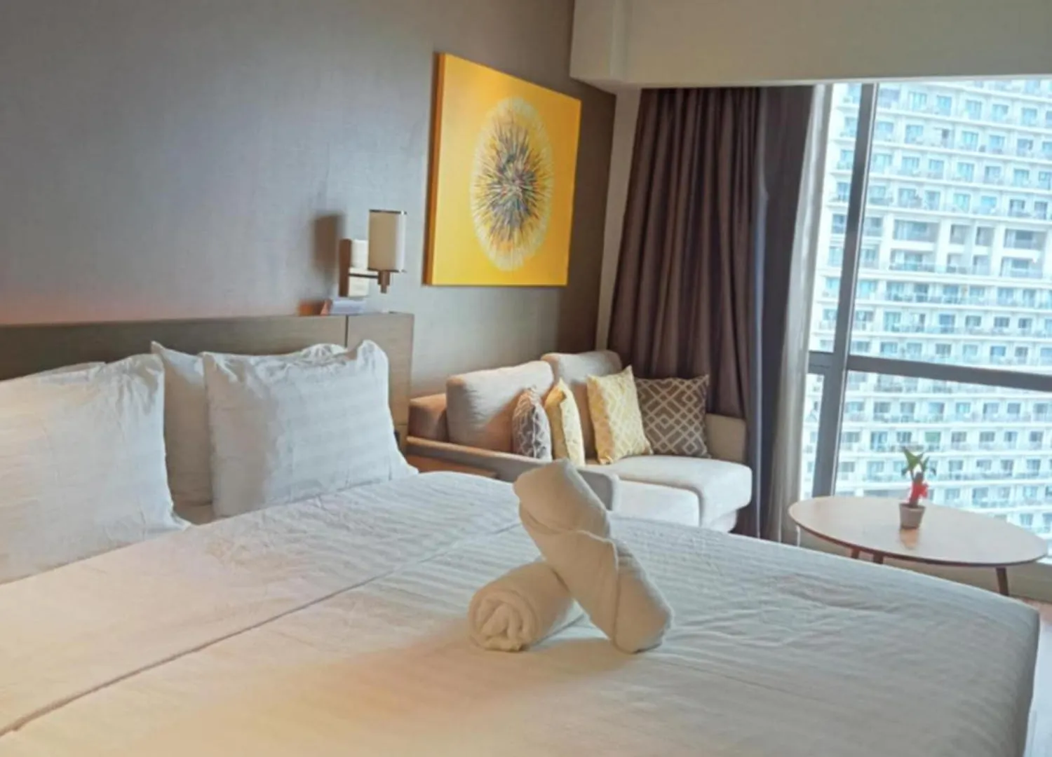 Novotel Manila Aqua Residences Near Makati By Hamodi'Scrib