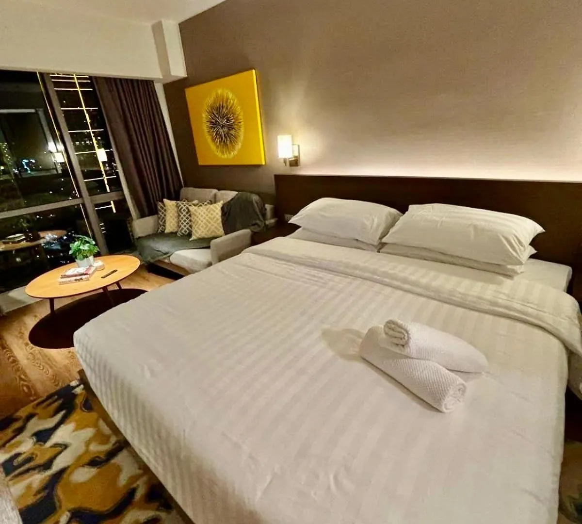 Novotel Manila Aqua Residences Near Makati By Hamodi'Scrib